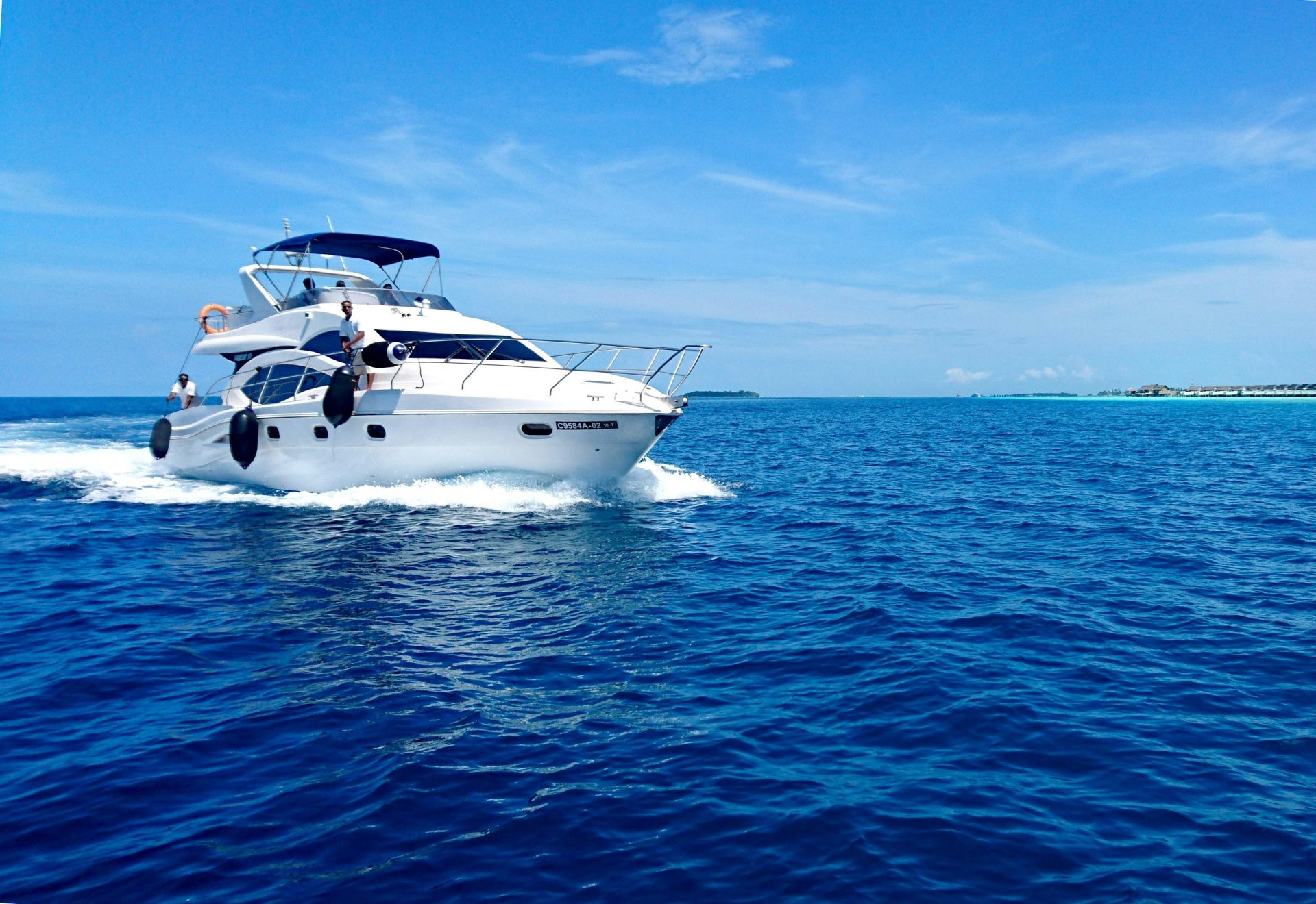 Yacht blanc et bleu en mer sous un ciel bleu en journée